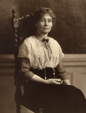 Emmeline_Pankhurst,_seated_(1913)